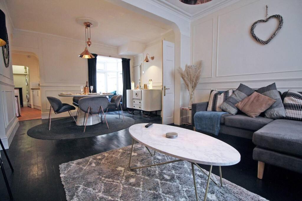 In The Heart Of Chester, Historical & Stylish ภายนอก รูปภาพ